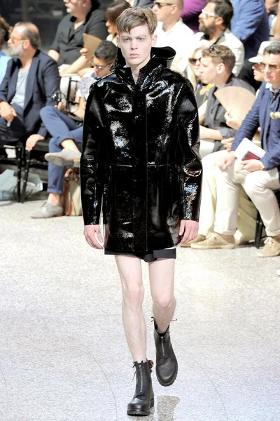 Look 18